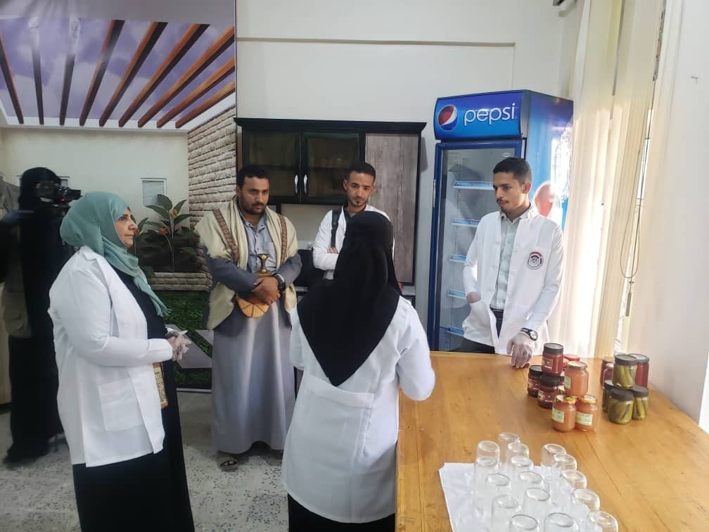 فريق فني من هيئة المواصفات والمقاييس يزور معمل دائرة المرأة بالاتحاد