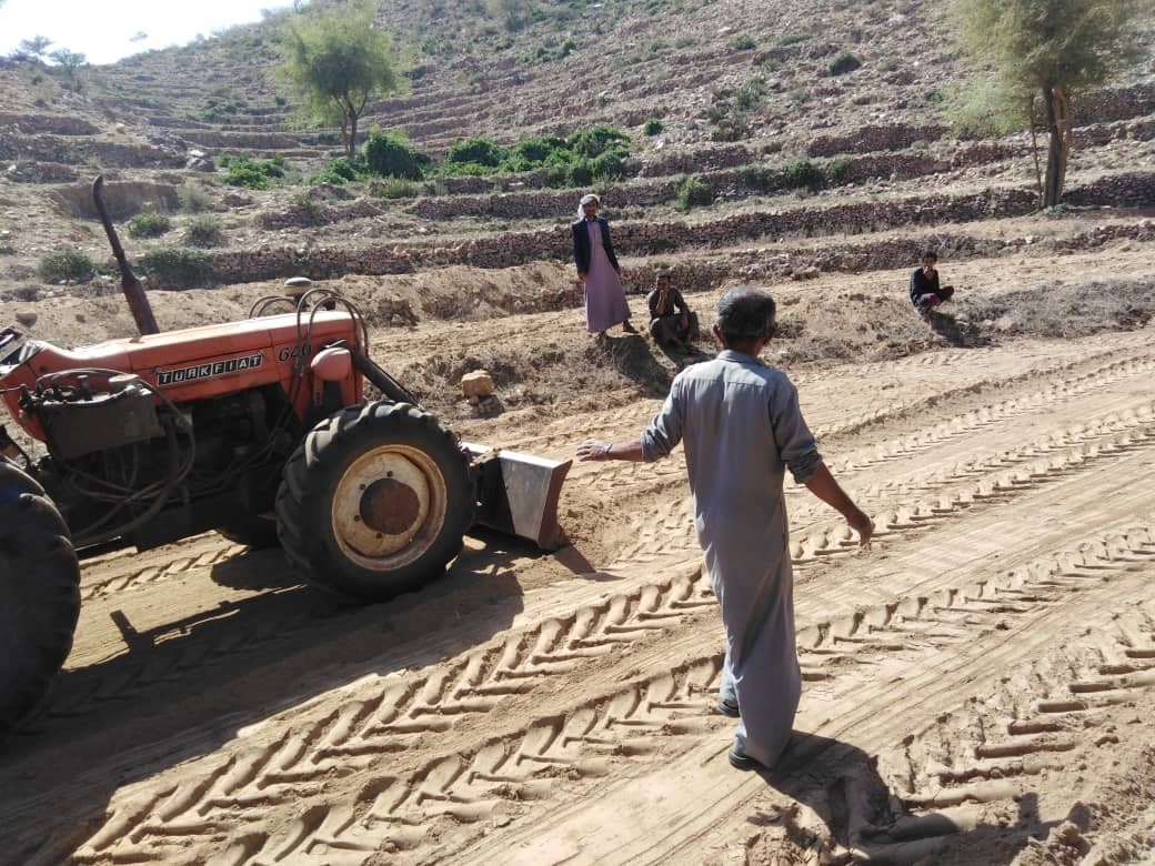 جمعية جبل المحويت تواصل اعمال الحراثة وتتفقد مبادرات مجتمعية