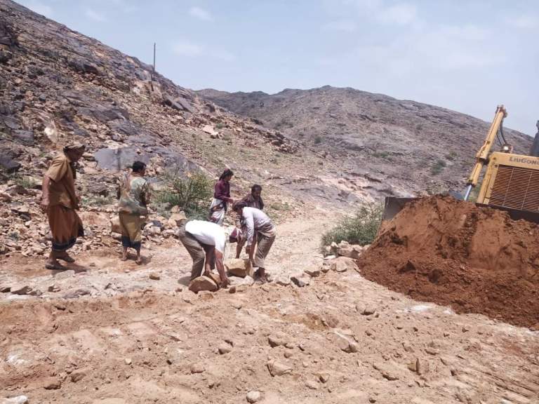 تواصل اعمال مبادرة مسح وتوسعة طريق ال غانم بالعبدية