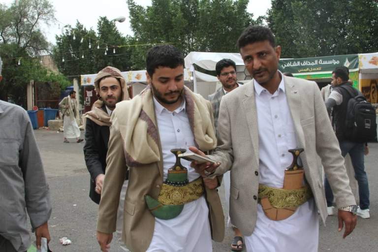 صورة تتحدث زيارة نجل الشهيد الصماد (فضل الصماد) الجمعيات التعاونية في المهرجان