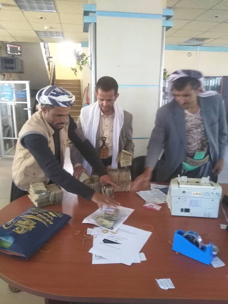 جمعية جبل المحويت تورد ما تم تحصيله من المزارعين ضمن قروض الطاقة الشمسية