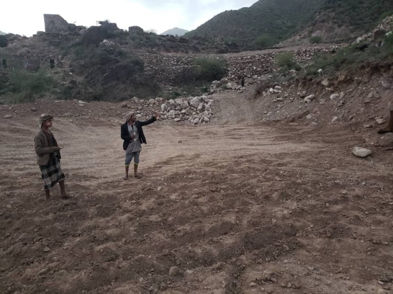 جمعية جبل الشرق تواصل جهود استصلاح الأراضي الزراعية في عزلة قمد