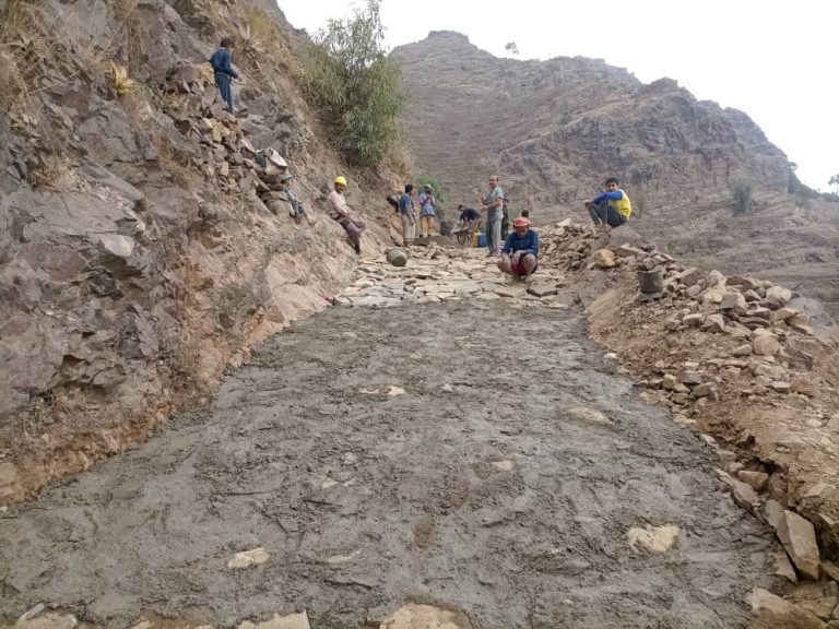 مبادرة إعادة تأهيل ورصف طريق قرية بني الدريب بمديرية شرس