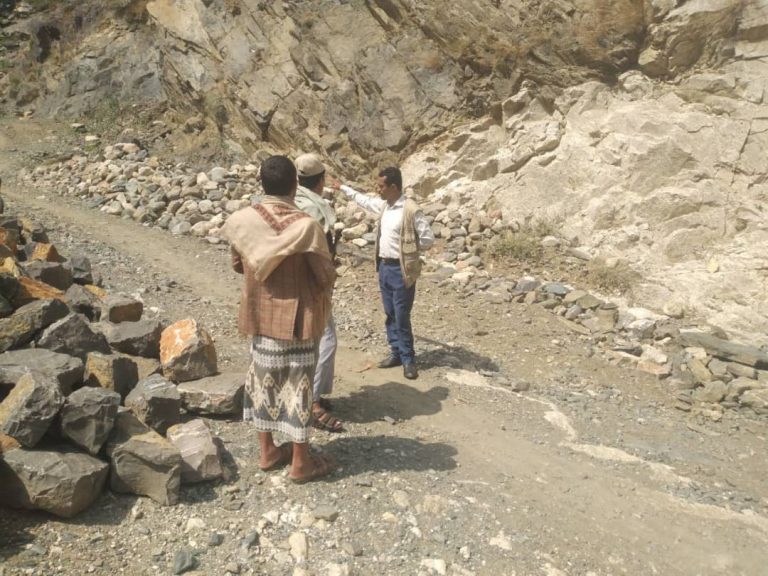 تفقد سير العمل في مبادرة رصف طريق هربه بمديرية شرس