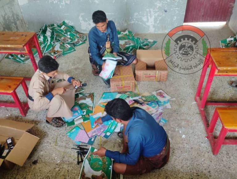 جمعية أفلح اليمن التعاونية تدشن مبادرة توزع أدوات مدرسية لطلاب مدرسة الأنصار