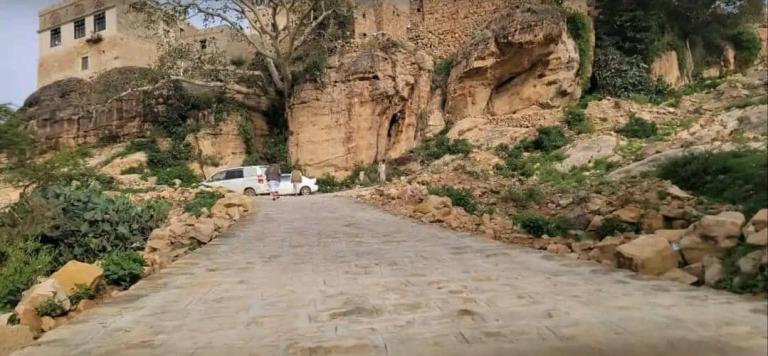 المحويت.. زيارة تفقدية لعدد من مشاريع المبادرات المجتمعية في مجالي الطرق والتعليم بمديرية الرجم