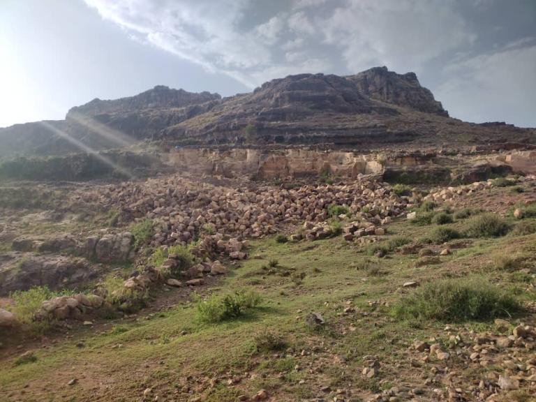 مبادرة إعادة تأهيل ورصف طريق العرة وادي بيحان -الموبد بمديرية الرجم
