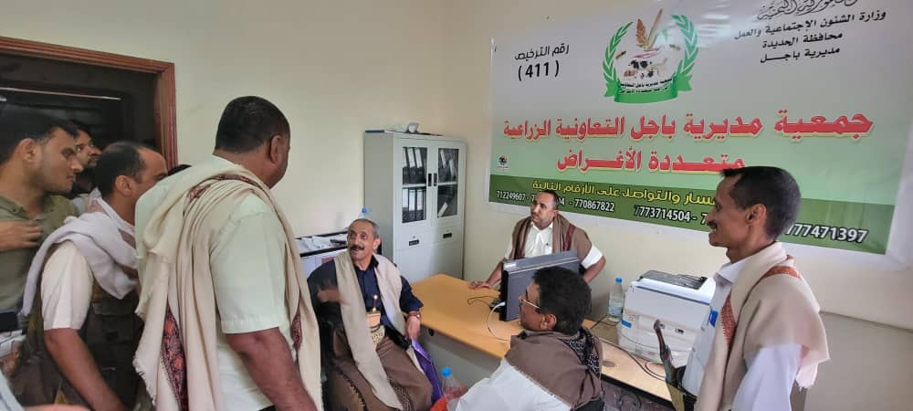 محافظ الحديدة يتفقد سير العمل في جمعية باجل التعاونية