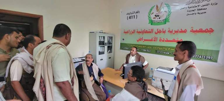 محافظ الحديدة يتفقد سير العمل في جمعية باجل التعاونية