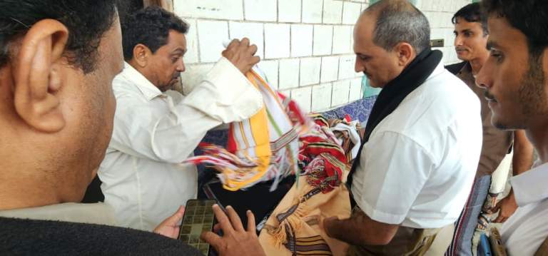 الاطلاع على سير العمل في معمل الحياكة اليدوية في منطقة الحوك بالحديدة