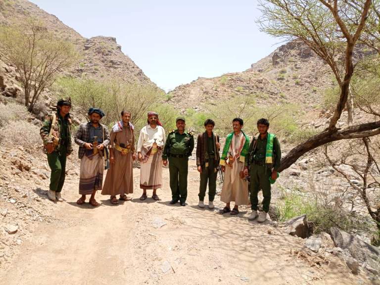قيادات محلية تتفقد سير العمل في مبادرة شق طريق الخرار بمديرية رحبة