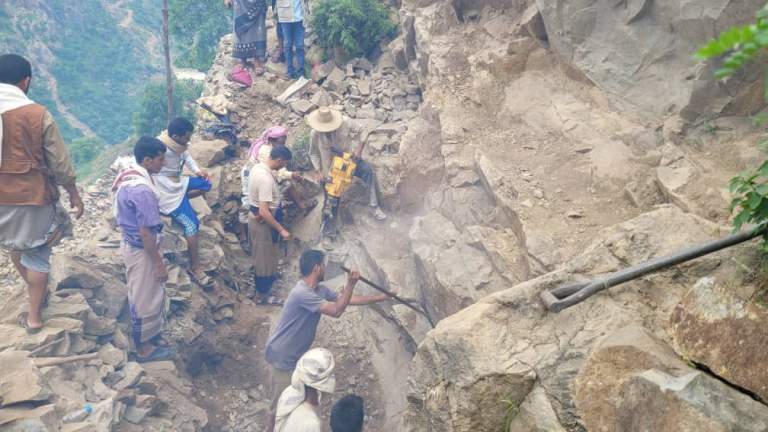 الاطلاع على سير العمل في مبادرات بناء وتأهيل خزانات المياه المتضررة في عزلة همدان
