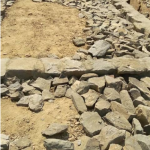 حجة.. أبناء قرية عكاز ينفذون مبادرة مجتمعية لرصف طريق العقبة بمديرية المغربة