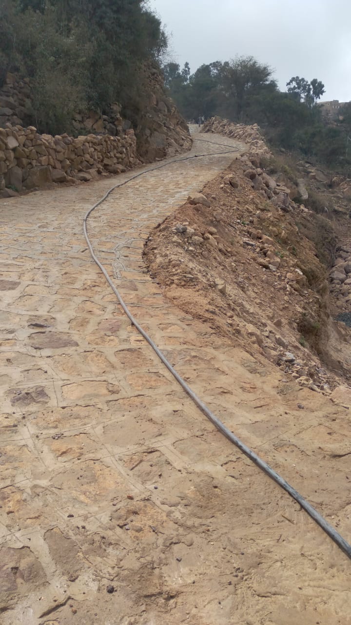 المحويت.. أهالي جبل أهنم ينفذون المرحلة الثالثة من مبادرة صب ورص طريق المعارم – جبل أهنم بمديرية الرجم