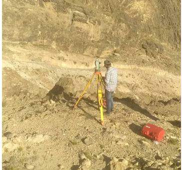 فريق هندسي يبدأ بإعداد دراسة لاستكمال مشروع طريق العساكره في مديرية ميفعة عنس بذمار