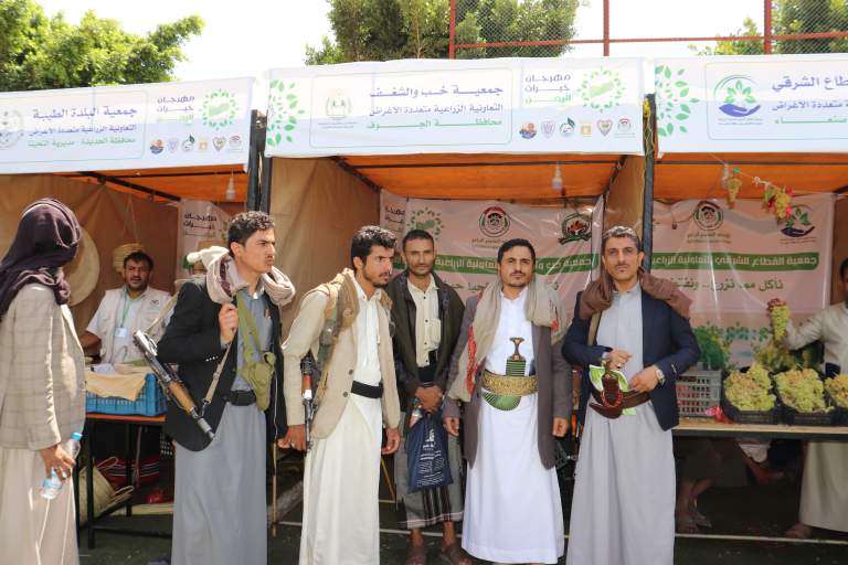 وكيل وزارة الزراعة لقطاع الخدمات يزور جناح الجمعيات التعاونية المشاركة في مهرجان خيرات اليمن2