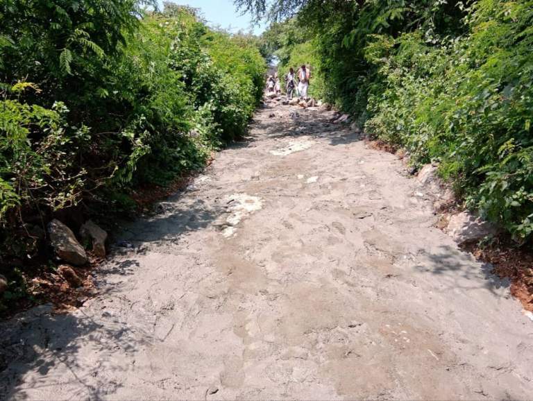 حجة.. تفقد سير العمل في مبادرة رصف طريق بني خولي بقفل شمر