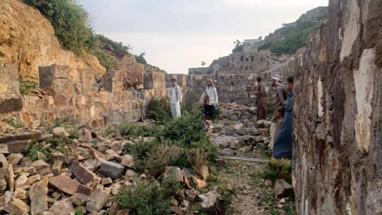 ريمة.. زيارة ميدانية لتقييم مشروع بناء فصول دراسية متعثر منذ سبع سنوات في قرية قمرة بالجعفرية ريمة.. زيارة ميدانية لتقييم مشروع بناء فصول دراسية متعثر منذ سبع سنوات في قرية قمرة بالجعفرية