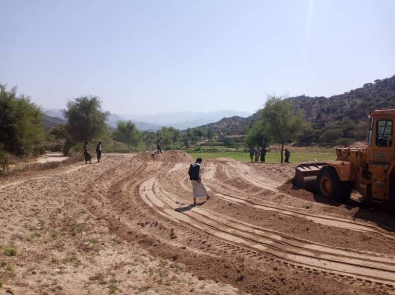 ذمار.. إستمرار أعمال استصلاح الأراضي وإنشاء مصدات السيول بوادي زاحة في مديرية جبل الشرق ذمار.. إستمرار أعمال استصلاح الأراضي وإنشاء مصدات السيول بوادي زاحة في مديرية جبل الشرق