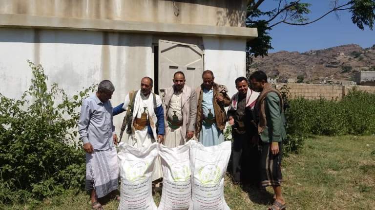 تدشين توزيع بذور المحاصيل الشتوية للبقوليات لمزارعي عزلة البشاري بالرجم تدشين توزيع بذور المحاصيل الشتوية للبقوليات لمزارعي عزلة البشاري بالرجم