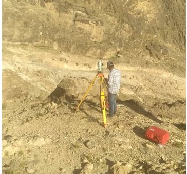 فريق هندسي يبدأ بإعداد دراسة لاستكمال مشروع طريق العساكره في مديرية ميفعة عنس بذمار