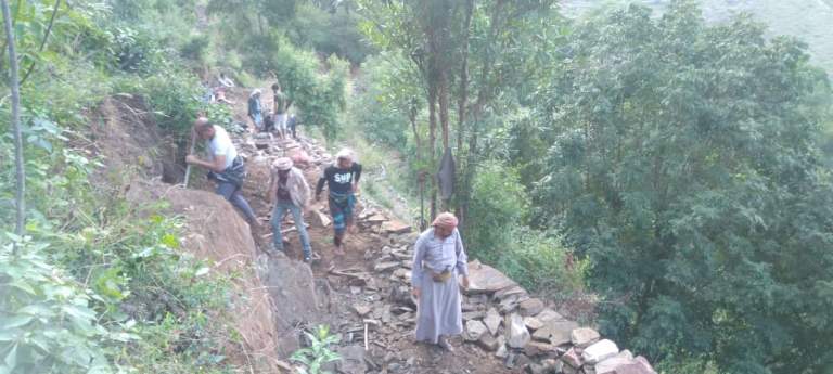 مبادرة مجتمعية لشق طريق المخلفة – الديلة في عزلة البشاري بمديرية الرجم