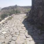 فريق هندسي يتابع سير أعمال رصف طريق هكر في عزلة سائلة زبيد – مديرية ميفعة عنس