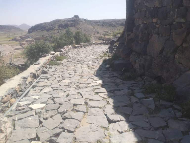 فريق هندسي يتابع سير أعمال رصف طريق هكر في عزلة سائلة زبيد – مديرية ميفعة عنس