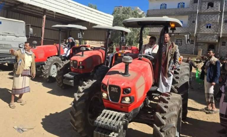 محافظ البيضاء يدشن مشروع توزيع حراثات زراعية للجمعيات النموذجية