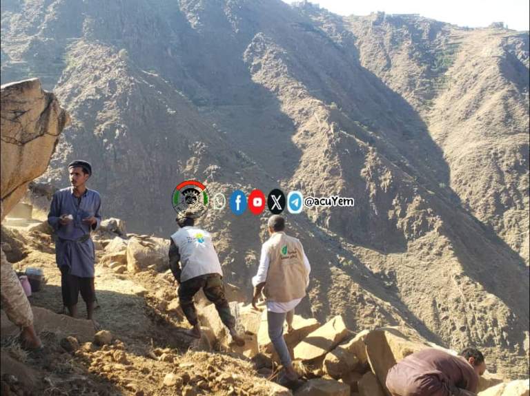 تنفيذ مبادرة مجتمعية لتأهيل الطريق الزراعي في عزلة الجرهة ببني بحر