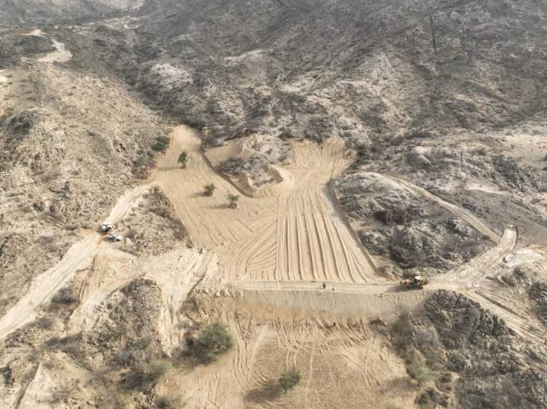 تنفيذ حاجز آفط الرونة الترابي بمديرية بكيل المير لتغذية أكثر من 450 ألف متر مربع من الأراضي الزراعية