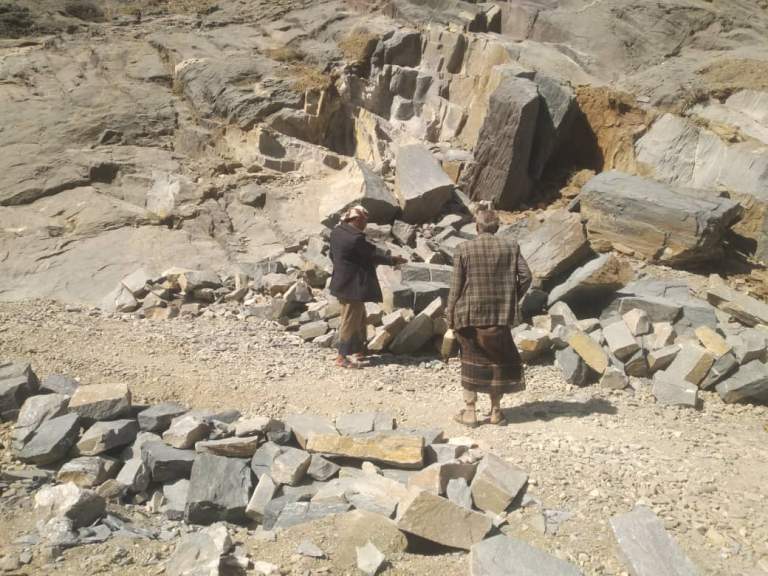 أبناء عزلة هربه يطلقون مبادرة مجتمعية لرصف طريق الشعبتين بمديرية شرس