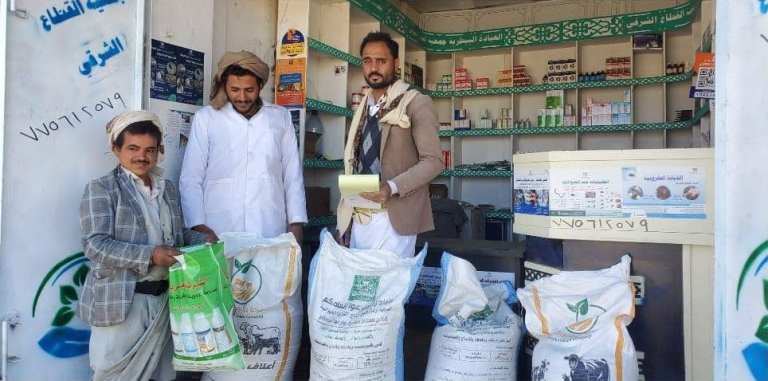 جمعية القطاع الشرقي ترفد العيادة البيطرية بنصف طن من الأعلاف الحيوانية لدعم المربين