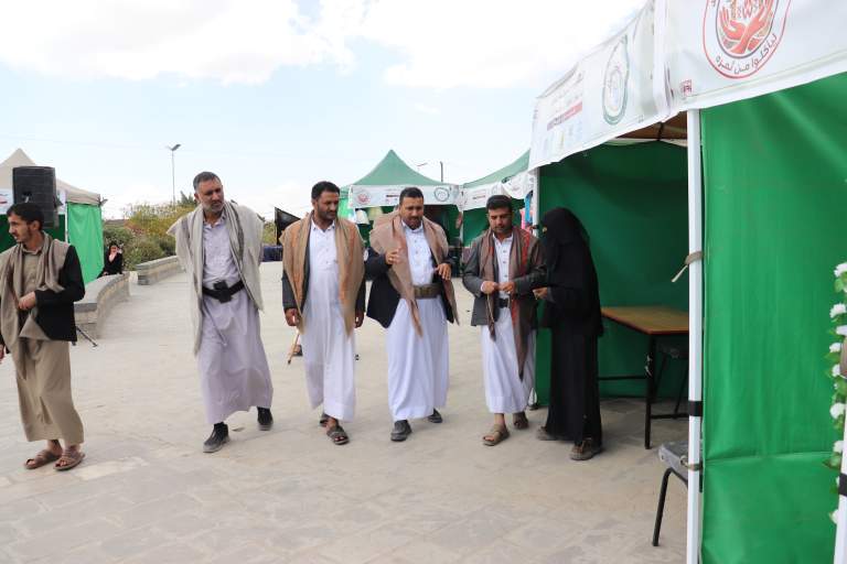 أمين عام الإتحاد التعاوني يطّلع على معروضات الأسر المنتجة في مهرجان “فرحة العيد” ببني الحارث