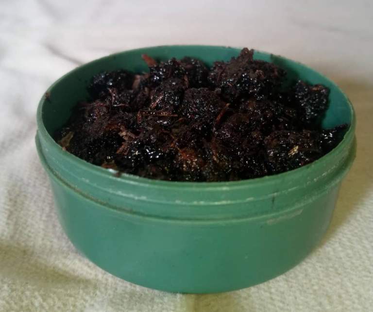 جمعية بني سعد التعاونية تنجح في تحويل أخشاب السيسبان إلى بخور سائل