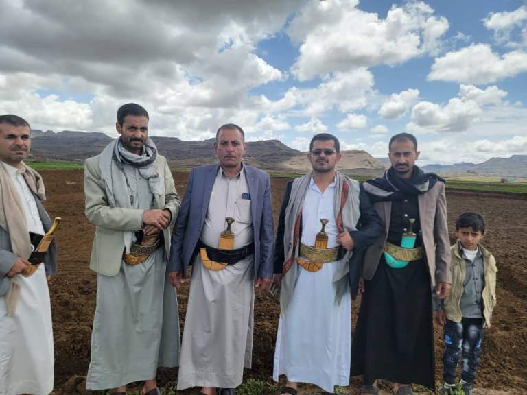 جمعية يريم النموذجية تدشن زراعة العتر وتواصل التحضير لتشتيل نواة التمور