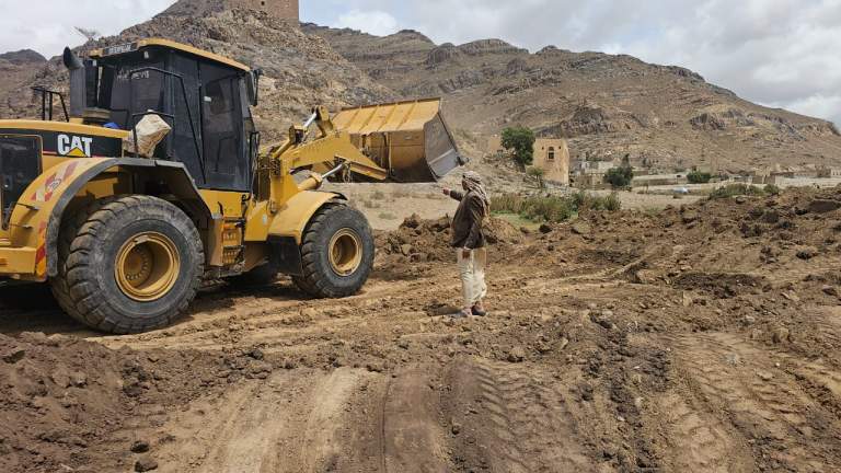 تدشين العمل بمشروع كرفانة قرية بني فلاح بمديرية جهران