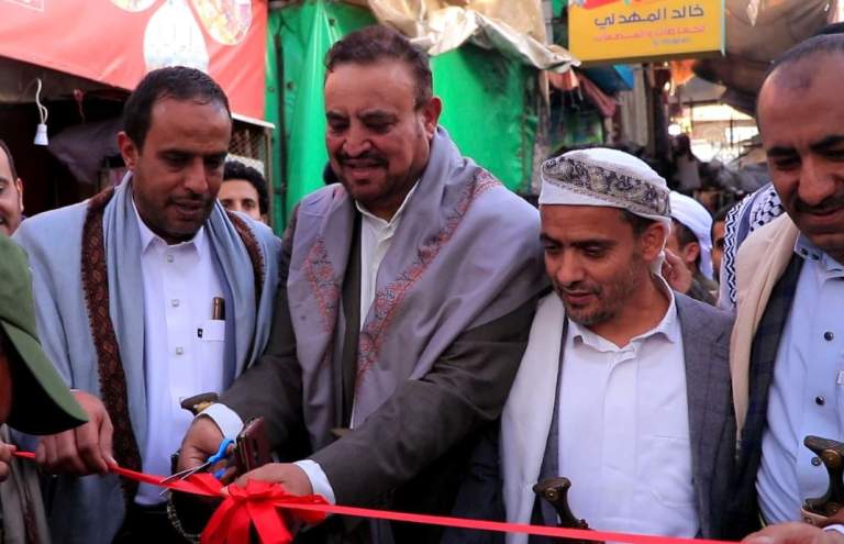 عباد والمداني يفتتحان معرض “خير ما انتجته أيادينا” للأسر المنتجة بمديرية السبعين