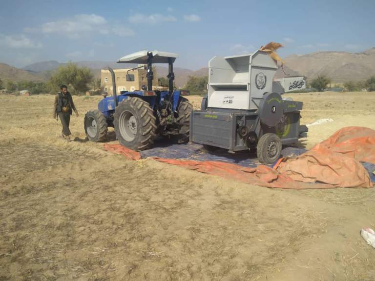 جمعية المراشي التعاونية توفر حصادة وحراثة ثانية لخدمة مزارعي المديرية