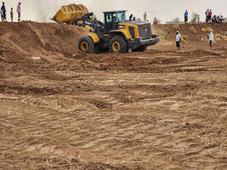 البدء في تنفيذ مبادرة استصلاح قنوات الري والحواجز الترابية بمديرية القناوص