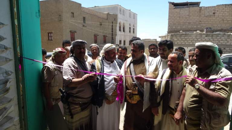 محافظ البيضاء يفتتح مشروع مركز الخدمات الزراعية بمديرية مكيراس