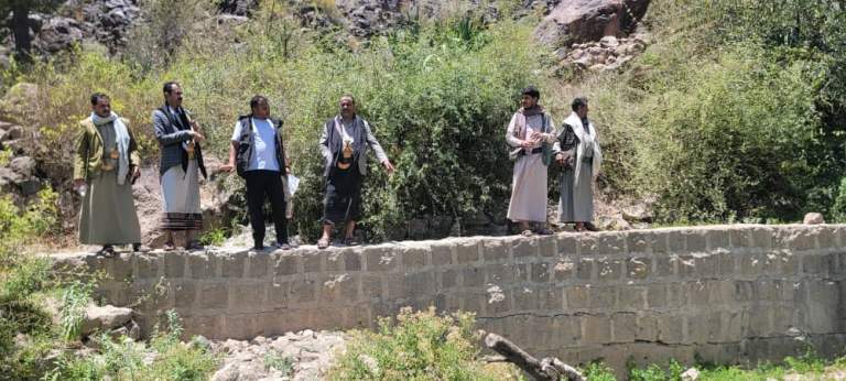 متابعة ميدانية لتنفيذ برنامج الزراعة التعاقدية في مديرية دمت بالضالع