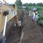 جمعية الزهرة التعاونية تواصل أعمال صيانة وتنظيف القنوات المائية بوادي مور