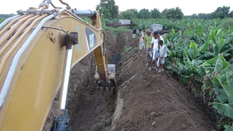 جمعية الزهرة التعاونية تواصل أعمال صيانة وتنظيف القنوات المائية بوادي مور