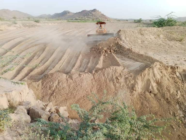أهالي عزلة غرب مستبأ يدشنون مبادرة زبر حاجز “شاطي البرد” الترابي لاستقبال موسم الأمطار