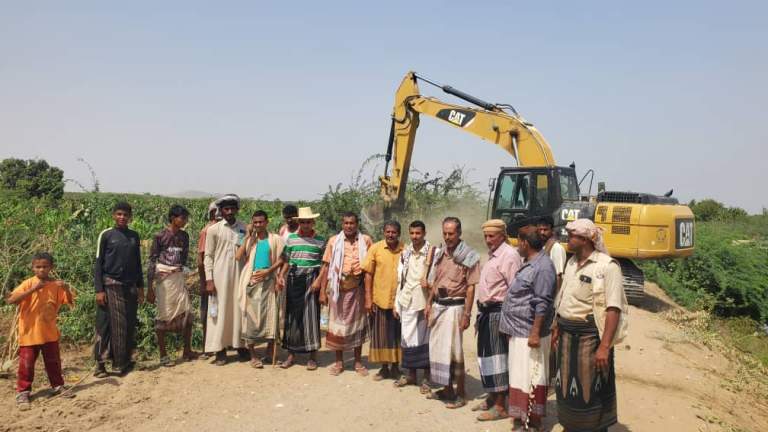 الحديدة.. زيارة ميدانية لمتابعة صيانة قنوات الري وتنظيم السقي في وادي مور