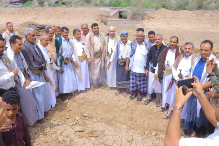 وكلاء محافظة الحديدة يتفقدون سير العمل بمشروع استصلاح الأراضي في منطقة باب الناقة بباجل