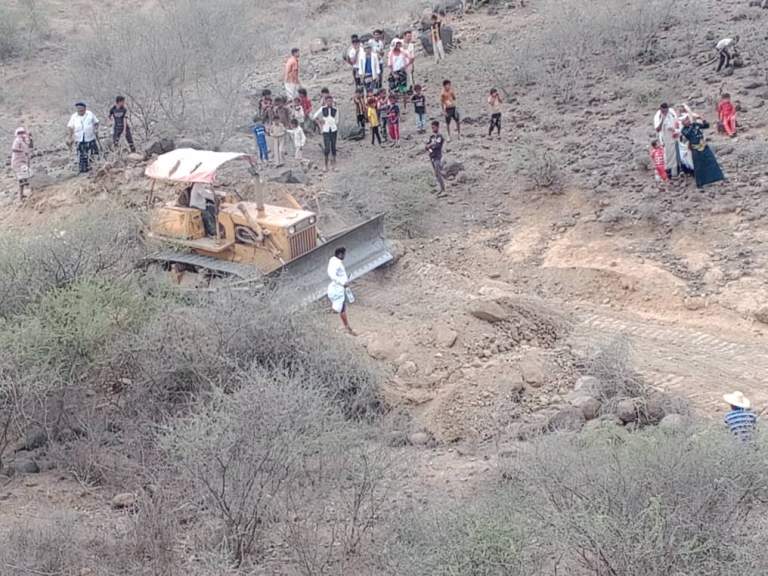 جمعية كعيدنة تنفذ مبادرة مجتمعية لشق وإستصلاح طريق بطول 3كم