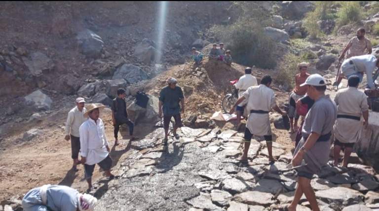 أهالي البلد ينفذون مبادرة مجتمعية صب ورص طريق – البلد بيت قدم بمديرية شرس