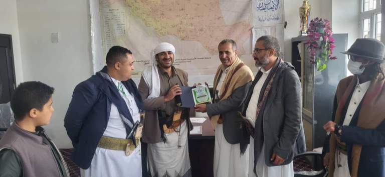قيادة السلطة المحلية بمديرية عنس تُكرم مدير عام المبادرات المجتمعية السابق